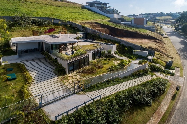 Casa LLF, São José dos Campos SP Brasil, 2019. Arquitetos João Paulo Daolio e Thiago Natal Duarte (autores) / Obra Arquitetos<br />Foto/photo Pedro Mascaro 