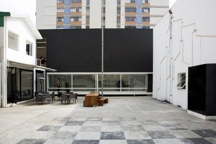 Galeria Vermelho. P.M. da Rocha e Piratininga Arquitetos Associados. São Paulo, 2007<br />Foto Ding Musa 