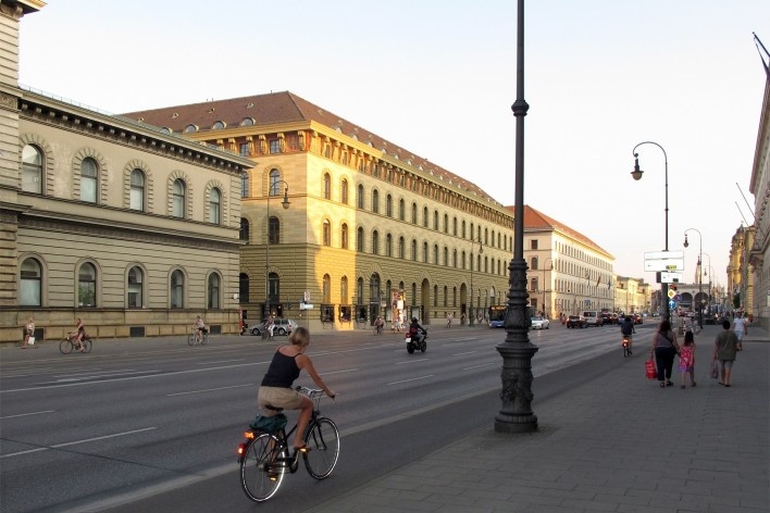 Eixo da Ludwigstrasse, via que ladeia a Residenz e liga Odeonsplatz no Centro ao Englisch Garten<br />Foto Mathias Wolff 