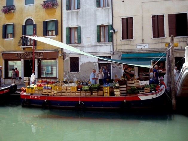 Veneza verdadeira: rica vida cotidiana convivendo com o turismo<br />Foto Michel Gorski 