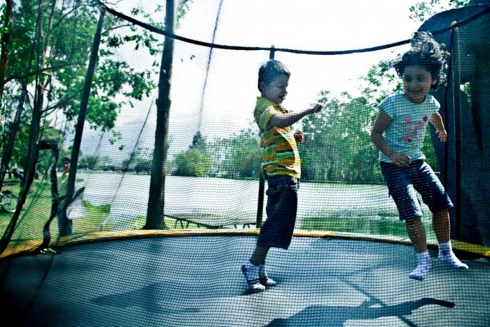 Meninos brincando no Parque Metropolitano La Aduana, San José, Costa Rica<br />Foto Junia Mortimer 