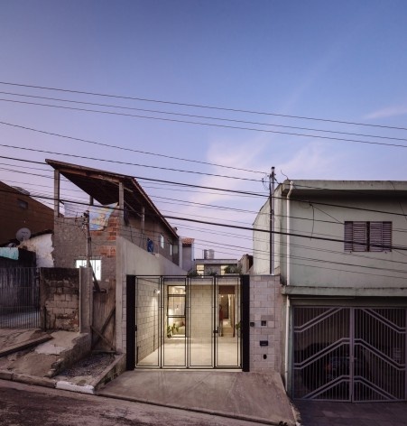 Casa Vila Matilde, fachada, cena noturna. Terra e Tuma Arquitetos<br />Foto Pedro Kok 