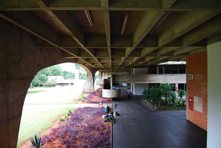 Escola Superior de Administração Fazendária – ESAF, circulação e mezaninos do setor educacional, Brasília DF<br />Foto Daniel Corsi 