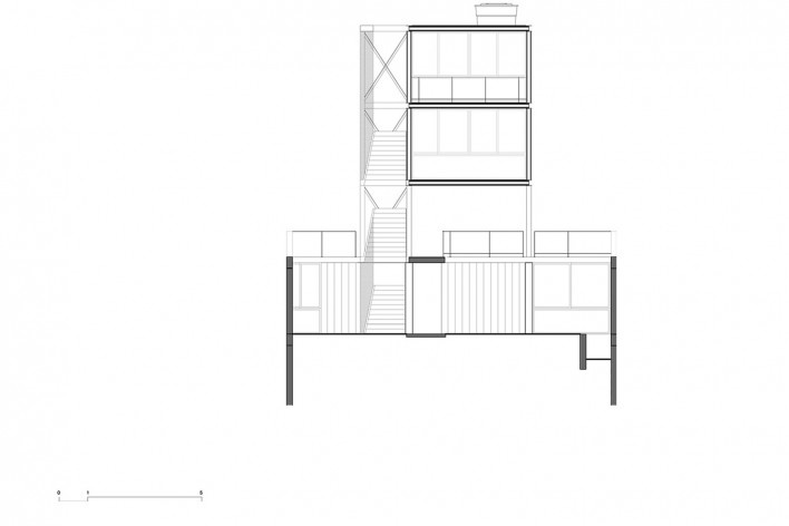 Estúdio Madalena, corte transversal mirando sudeste, São Paulo, 2015. Apiacás Arquitetos