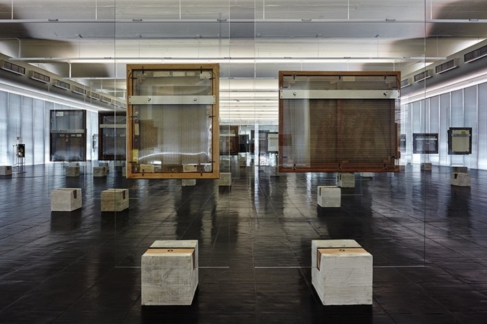 Cavaletes de vidro reconstruídos, exposição montada. Metro Arquitetos Associados