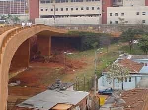 Área de intervenção sob o viaduto com universidade ao fundo<br />Imagem dos autores do projeto 