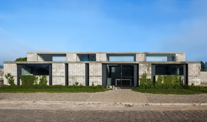 Sede de uma Fábrica de Blocos, Avaré SP Brasil, 2015. Arquitetos André Nunes, Anna Juni, Enk te Winkel e Gustavo Delonero (autores) / Vão Arquitetura<br />Foto Rafaela Netto 