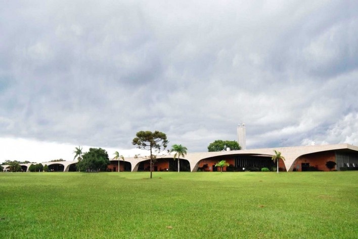 Escola Superior de Administração Fazendária – ESAF, vista fachada de acesso com blocos do setor de alojamentos, Brasília DF<br />Foto Daniel Corsi 