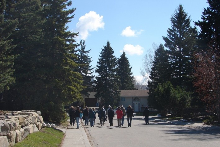 O grupo de participantes explorando Brentwood. Tour por Brentwood, AB, Canadá<br />Foto Octavio Lacombe 