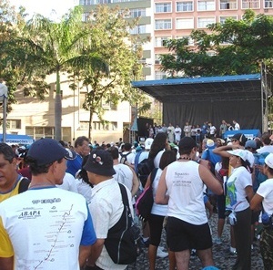 Concentração na Catedral Metropolitana de Vitória (7 jun. 2007) [Foto Dino Rodrigues Santos]