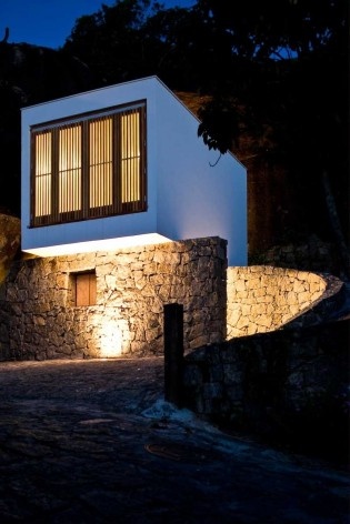 Casa Box, casa box vista da rua. Alan Chu e Cristiano Kato Arquitetos, menção honrosa categoria profissional/ obras concluídas. Ilhabela, SP, 2008.