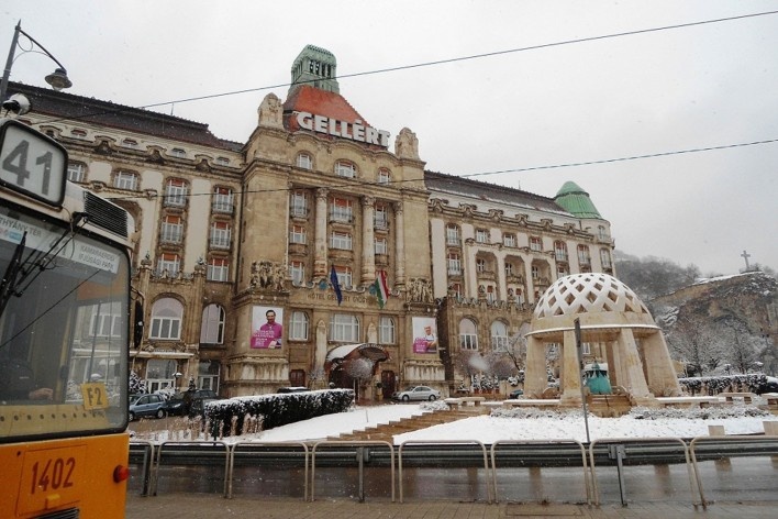 Trem 41 em frente ao famoso e luxuoso Hotel Gellért, Budapeste<br />foto Lucas Gamonal Barra de Almeida 