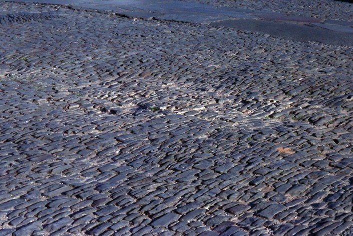 Detalhe da pavimentação em filetados de granito<br />Foto Fabio Lima 