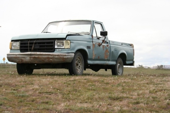  O abandono faz parte da forma de sobrevivência, motores grandes e combustíveis caros não têm mais futuro, nem por lá. A F-150 aguarda seu fim nas intempéries<br />Foto Thomas Bussius 