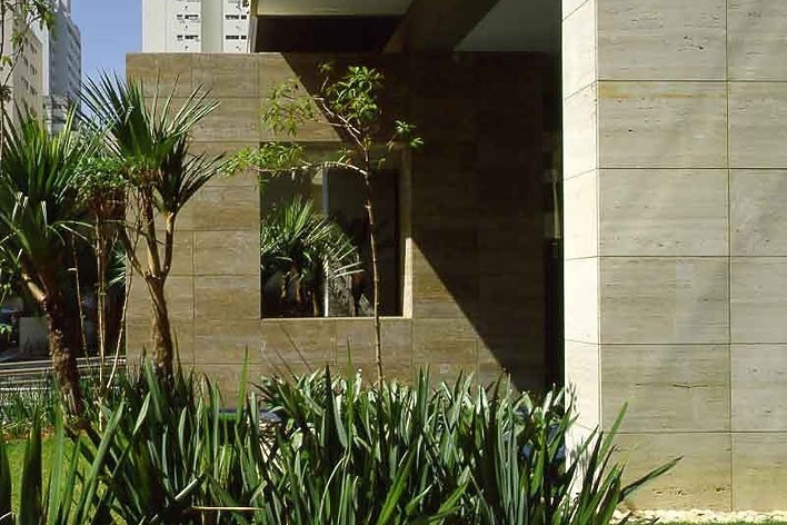 Continuidade da praça nos acessos aos edifícios<br />Foto Nelson Kon 