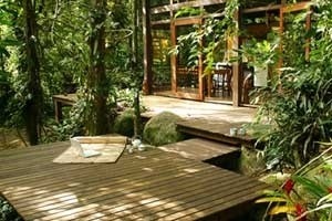 Vista do módulo social a partir do deck que tem vista para o rio<br />Imagem dos autores do projeto 