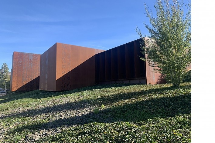 Museu Soulages, blocos salientes na fachada norte, França, 2014. RCR Arquitectes<br />Foto Mariana Magalhães Costa 
