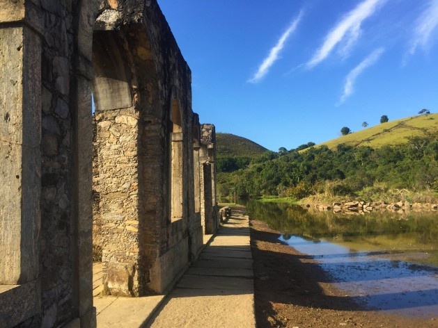 Ruínas do parque arqueológico e ambiental de São João Marcos e as águas do Ribeirão das Lages, em Rio Claro RJ Brasil<br />Foto Dayane Caputo Camacho Lopes, 2019 