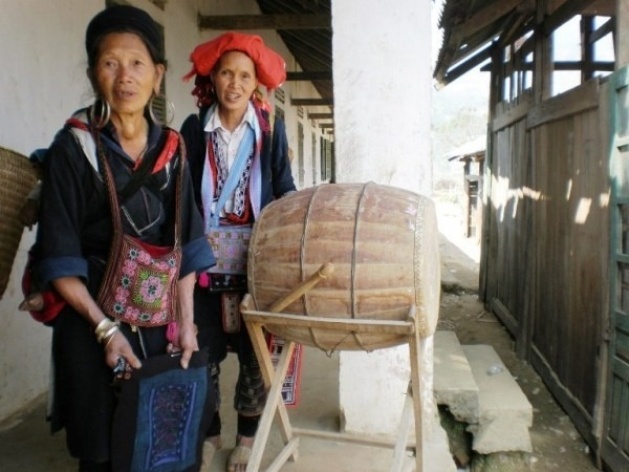 Sapa, vale Muong Hoa: mulheres H’muong e Dzai na escola <br />Foto Lucia Maria Borges de Oliveira 