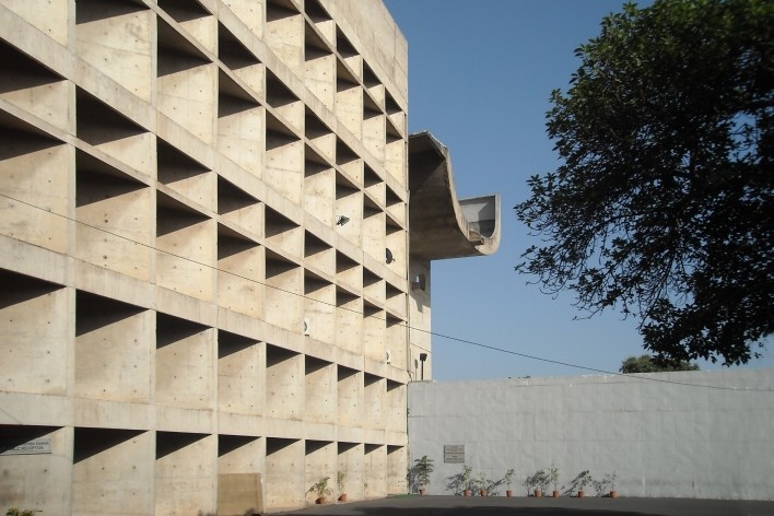 Detalhe dos brises na fachada do edifício principal da Assembléia<br />Foto Renata Semin 