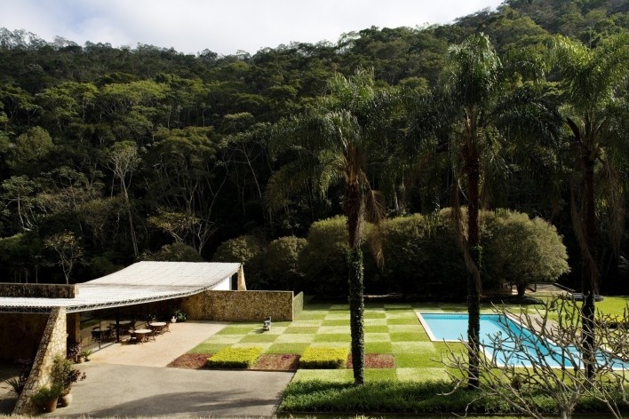 Casa Cavanelas, Petrópolis RJ, 1954, arquiteto Oscar Niemeyer<br />Foto Leonardo Finotti 
