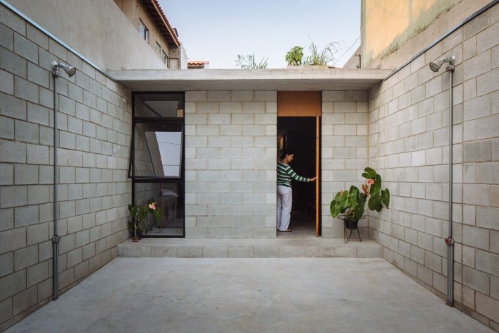 Casa Vila Matilde, garagem e pátio de entrada. Terra e Tuma Arquitetos<br />Foto Pedro Kok 