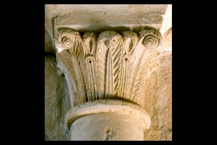 Detalhe da fachada da Catedral de Santa Coloma,  construção do século XII. Albendiego - Guadalajara, Espanha
