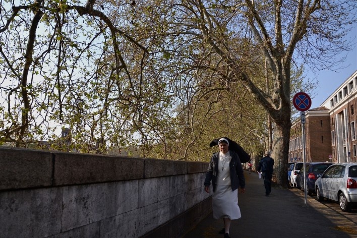 Contrastes, freira e pedestres as margens do rio Tevere<br />Foto Fabio José Martins de Lima 
