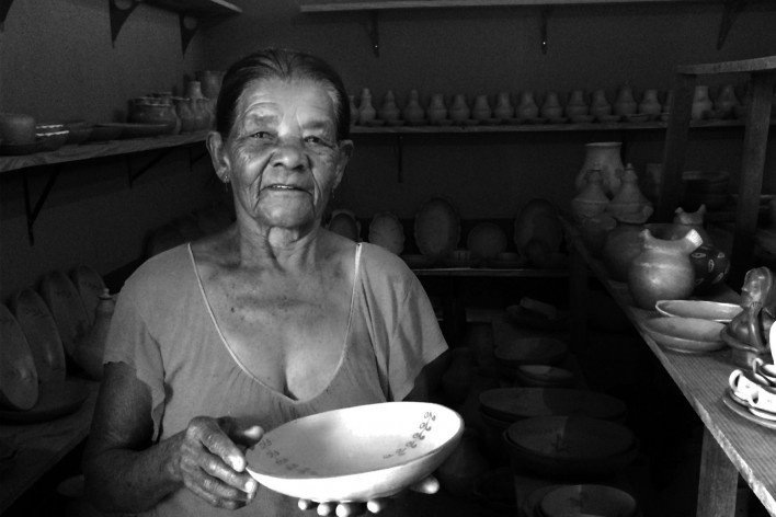 12. Esta foto deixa boas lembranças, Dona Emilia, oleira da comunidade Candeal já não está mais entre nós. Seu legado continua entre filhas e netas e, seu amor pela cerâmica também<br />Foto Ana Carolina Brugnera, 2017 