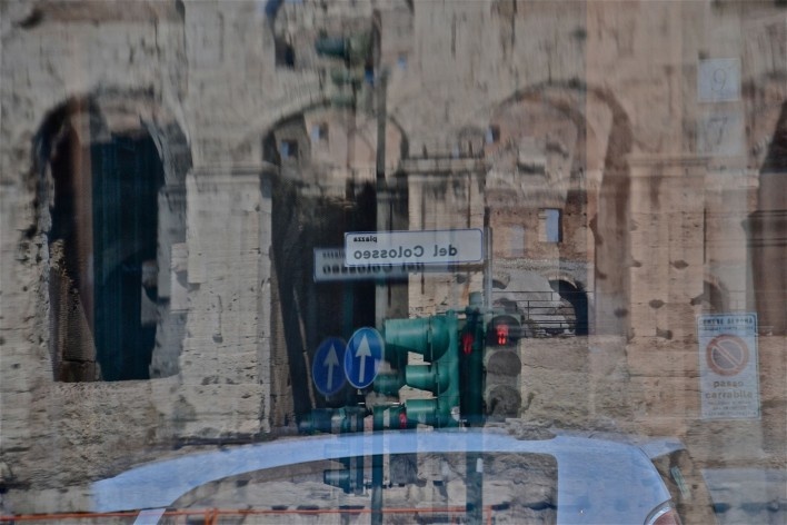 Contaminações, patrimônio refletido em janela de ônibus urbano, parte do Coliseu<br />Foto Fabio José Martins de Lima 
