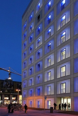 Biblioteca Municipal de Stuttgart, vista noturna. Arquiteto Young Yi<br />Foto Luiz Antonio Lopes de Souza 