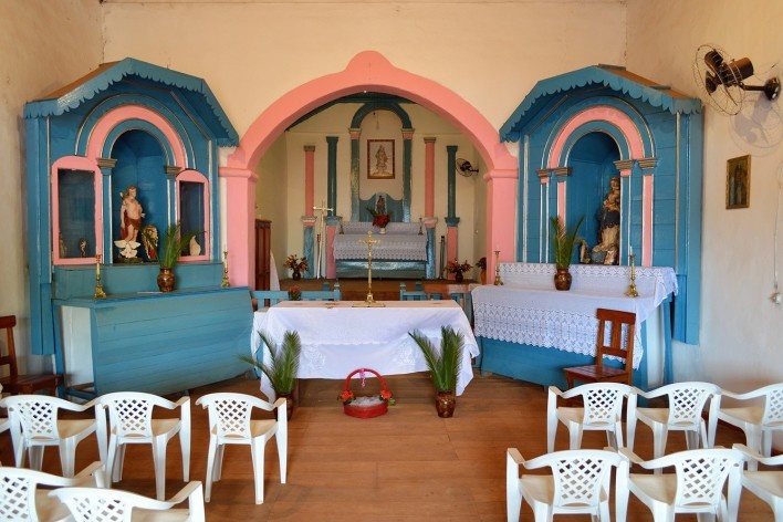 Capela de Nossa Senhora do Rosário, retábulo da capela-mor e retábulos laterais, Arraial da Barra, Goiás Velho GO, 2014<br />Foto Elio Moroni Filho 
