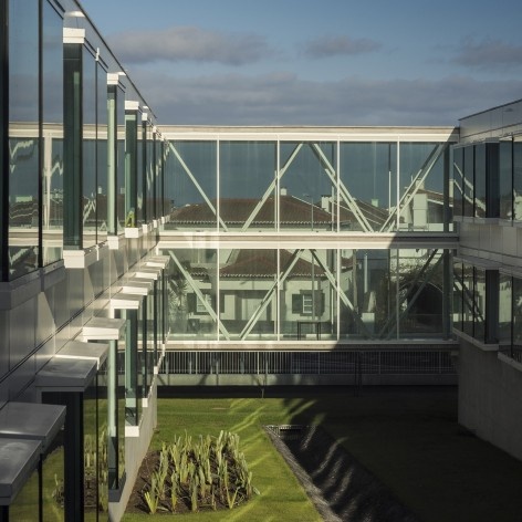 Escola Gaspar Frutuoso, Ribeira Grande, Azores, Portugal, 2016. Arquiteto Carlos Almeida Marques<br />Foto Fernando Guerra 