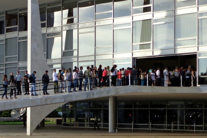 Enterro de Oscar Niemeyer, fila na rampa do Palácio do Planalto para o adeus ao arquiteto<br />Foto Jair Lúcio Prados Ribeiro 