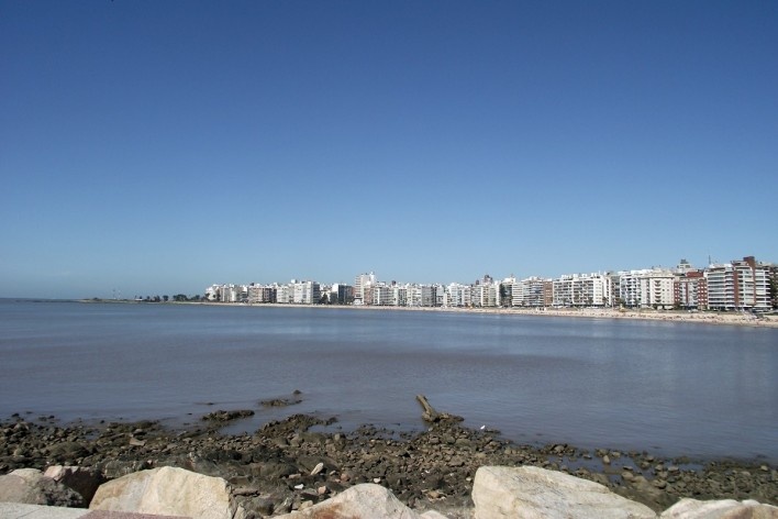 Montevidéu, panorama da região que acompanha o estuário do rio<br />Foto Atalie Rodrigues Alves 