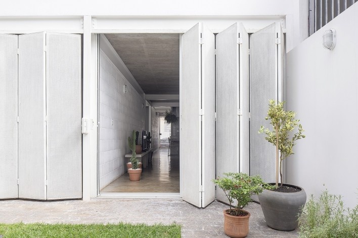 Casa 711H, Brasília, 2017. Arquitetos Daniel Mangabeira, Henrique Coutinho e Matheus Seco<br />Foto Joana França 