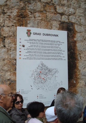 Placa informativa colocada nas entradas da Cidade Antiga, com indicação dos danos provocados pela agressão do Exército iugoslavo, dos sérvios e dos motenegrinos contra a cidade, entre os anos de 1991 e 1992<br />foto Aline Martins da Silva 