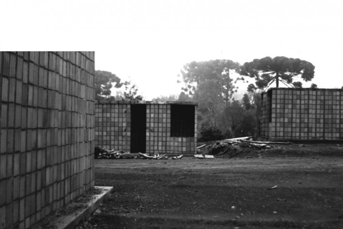 Sequência de obra: colocação dos painéis de laje [Acervo Joan Villà]