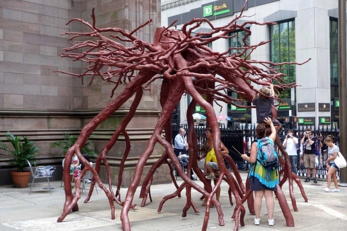 Escultura ao lado da Trinity Church, Down Town<br />foto José Barki 