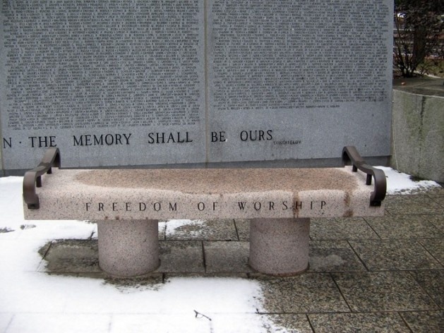Monumento em Providence RI, banco com inscrição “Liberdade de adoração”<br />Foto Eliane Lordello, jan. 2010 