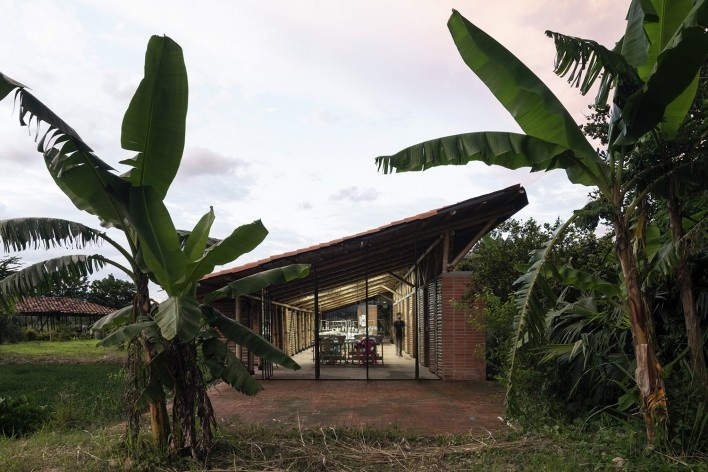 Taller de Confección Amairis, San Isidro, Colombia. Taller Ruta 4<br />Foto Federico Cairoli 