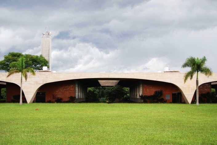 Escola Superior de Administração Fazendária – ESAF, pórtico do setor de alojamentos, Brasília DF<br />Foto Daniel Corsi 