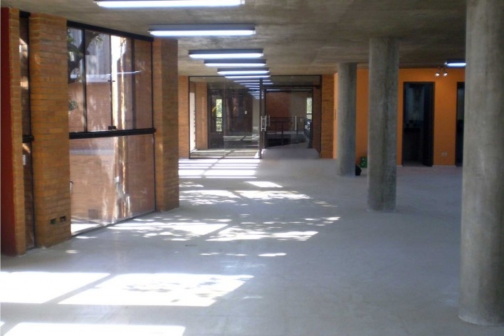 Cootrapar – cooperativa de trabajadores de aceros del paraguay. Interiores: administración. Arq. Luis Alberto Elgue y Arq. Cynthia Solis Patri. Villa Hayes, Paraguay. 2007 – 2008.