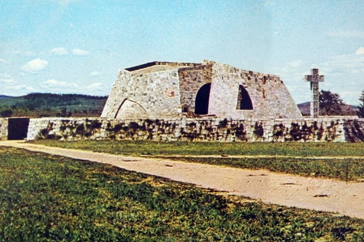 Capela do Menino Jesus, Itapetinga BA, arquitetos Yoshiakira Katsuki, Guarani V. Araripe e Albert Hoisel<br />Foto divulgação  [livro de Juvinio Oliveira]