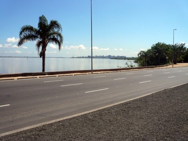 Ao fundo, centro histórico de Porto Alegre, visto da Fundação Iberê Camargo<br />Foto Diogo Figueiredo de Freitas 