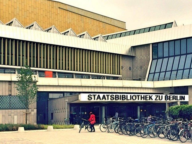 Biblioteca de Berlim, acesso principal, arquiteto Hans Scharoun<br />Foto Fabiano Borba Vianna, 2016 