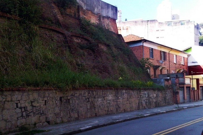 Contenção de encosta, Grotão da Bela Vista<br />Foto Abilio Guerra 