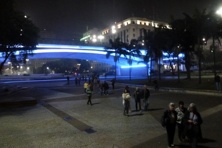 Passeio noturno com o arquiteto Michel Gorski, com visita ao Vale do Anhangabaú e apresentação sobre o projeto original, 2015<br />Foto Ciça Barbieri Gorski 