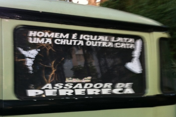 “Homem é igual lata. Uma larga a outra cata. Assador de perereca”, kombi na rua Rio de Janeiro, Higienópolis, São Paulo<br />Foto Valdir Zwetsch 
