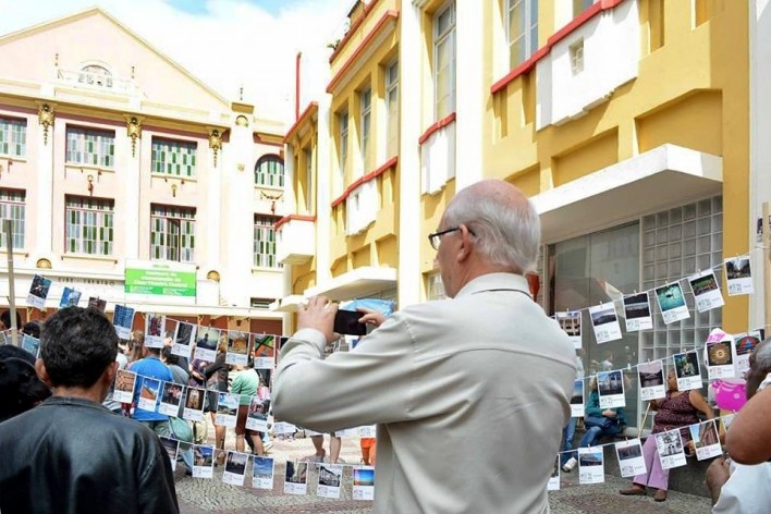 Público interage com a exposição de distintas formas, inclusive utilizando-se da tecnologia, Rua Halfeld, Juiz de Fora, 30/05/2015<br />Foto Tainah Curcio 